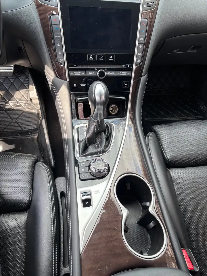 Infiniti Q50 снимка Infiniti Q50