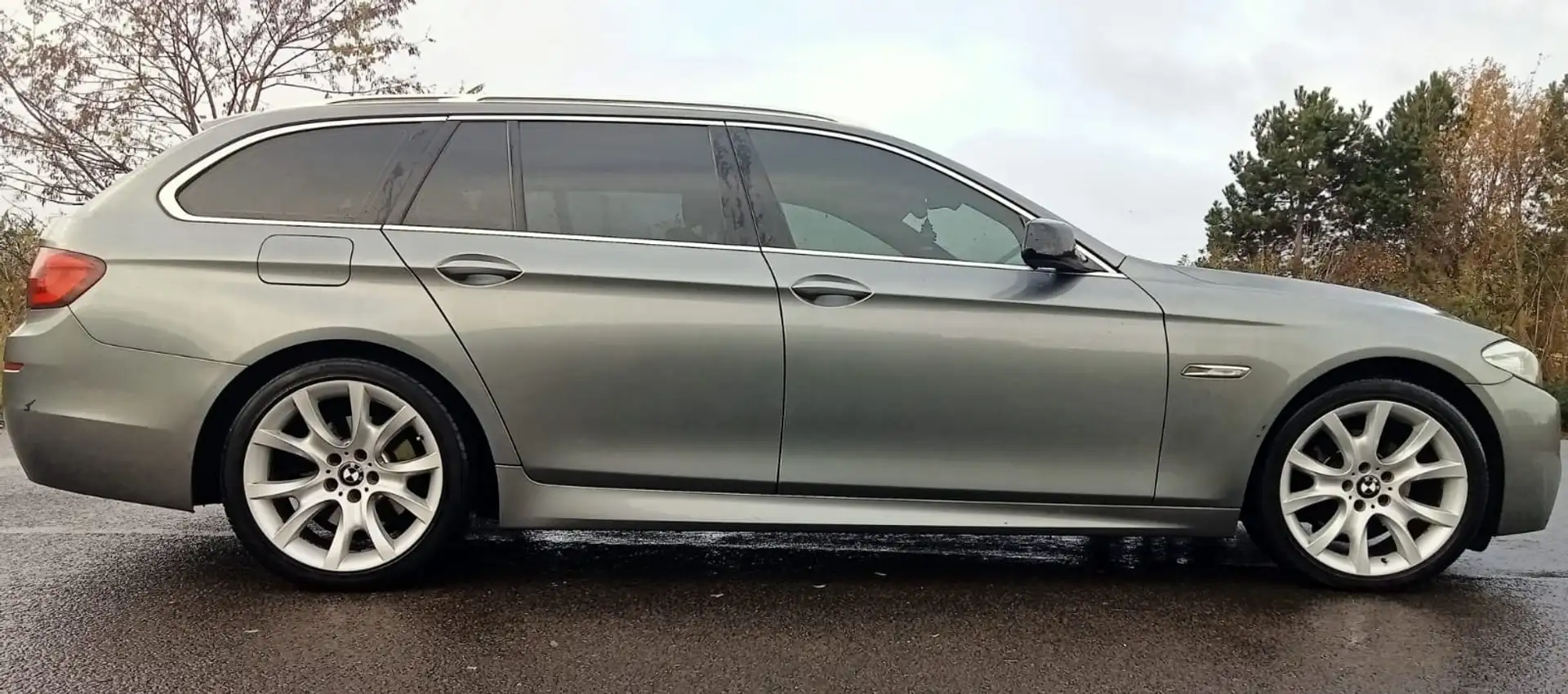BMW 520 Touring 520dA/ full pack M Šedá - 2