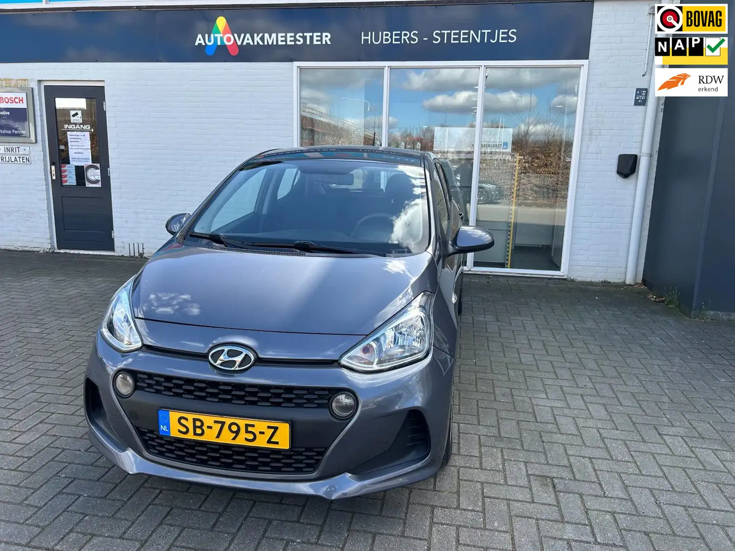 Hyundai i10 1.0i Comfort Grau - 1