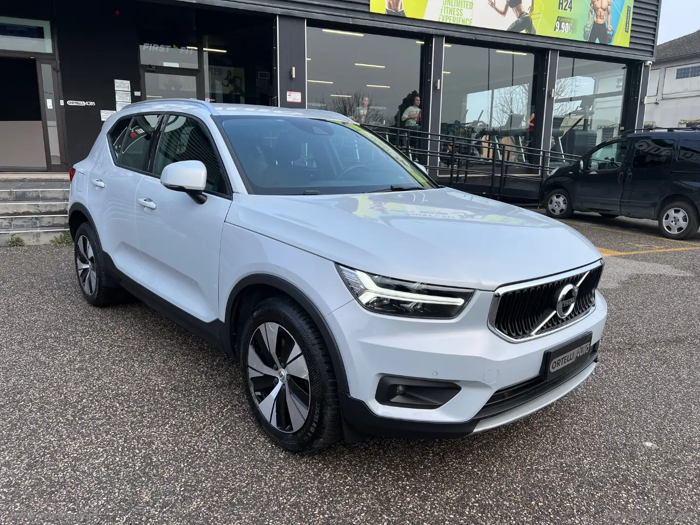 Volvo XC40 D3 AWD Geartronic Momentum Pro IVA DEDUCIBILE Bianco - 2