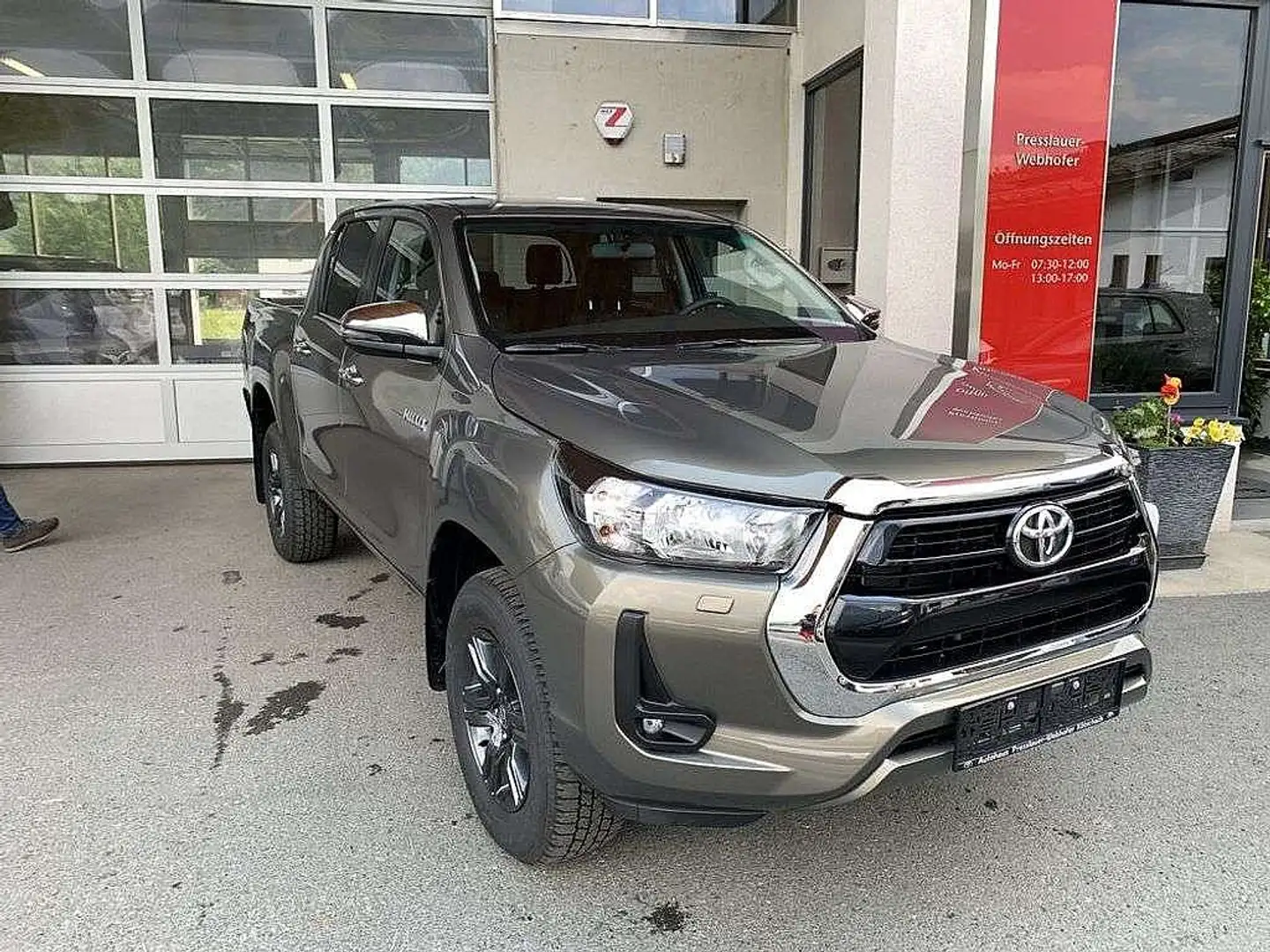 Toyota Hilux Double Cab Active 4x4 Schalter Beige - 1