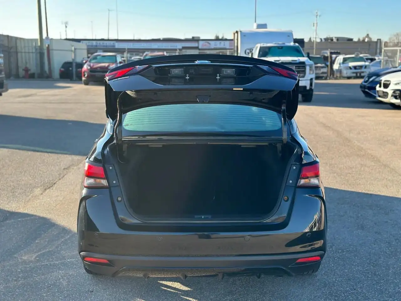 Nissan Versa снимка Nissan Versa