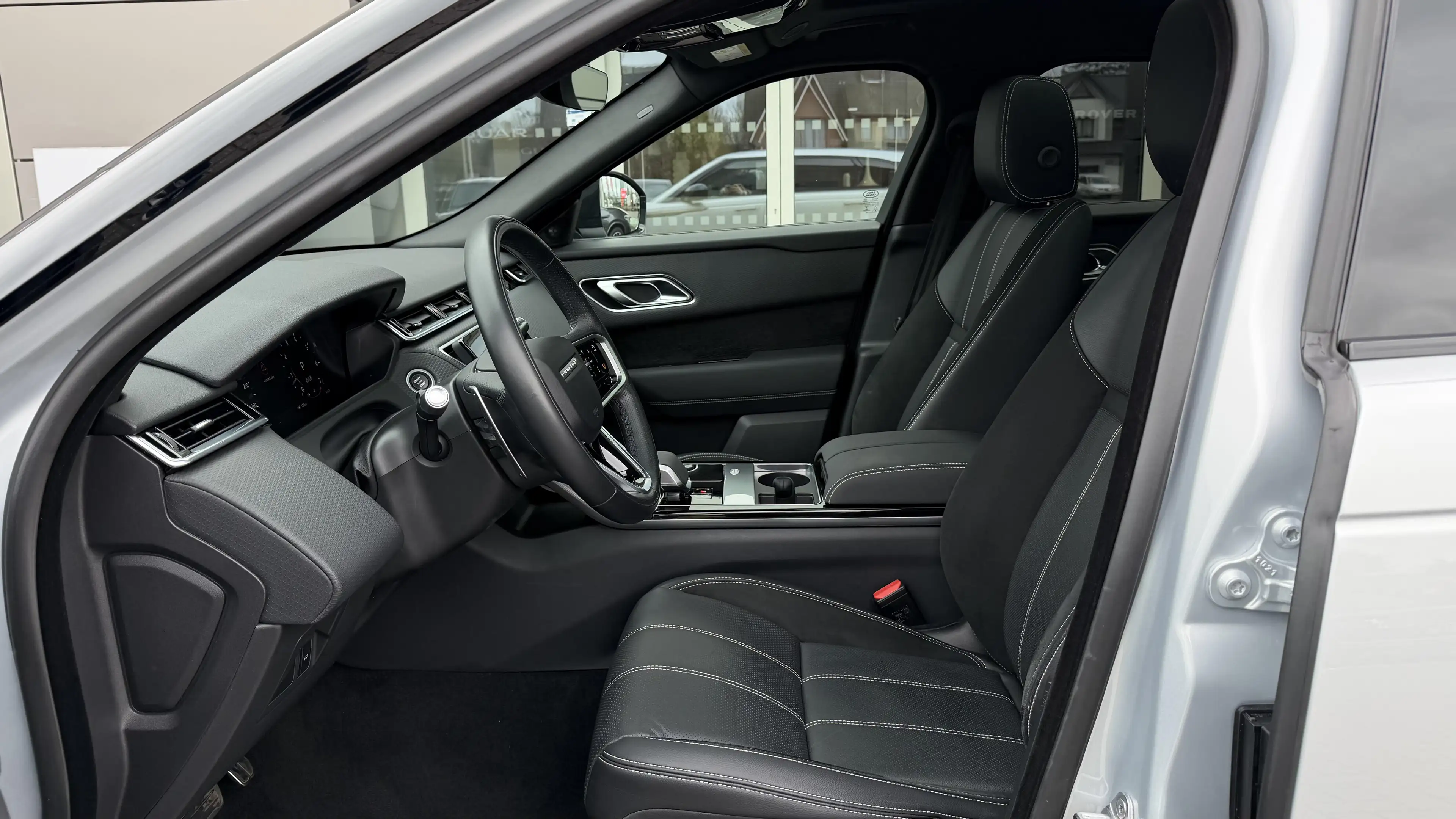 Land Rover Range Rover Velar P250 R-Dynamic SE — photo 9
