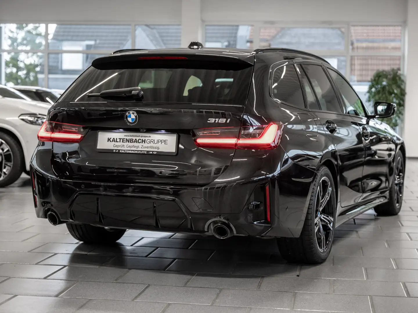 BMW 318 i Touring M-Sport FACEL. PANO HUD 360° LED Schwarz - 2