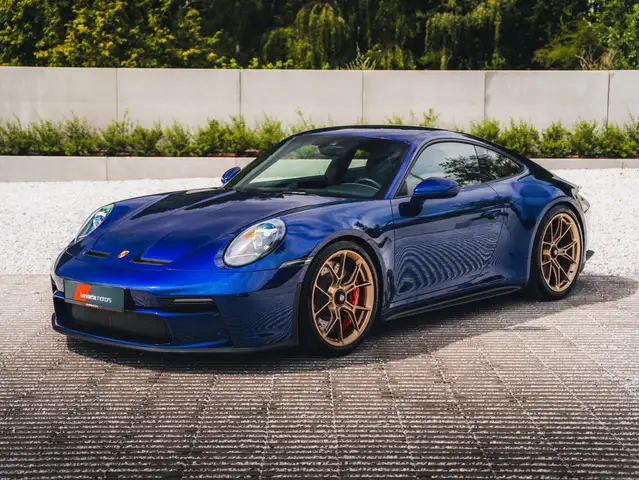 Porsche 911 view 3