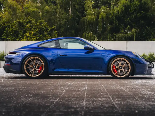 Porsche 911 view 6