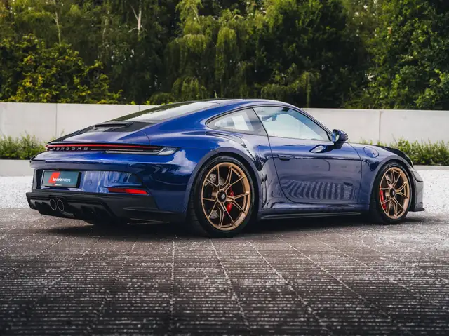 Porsche 911 view 7