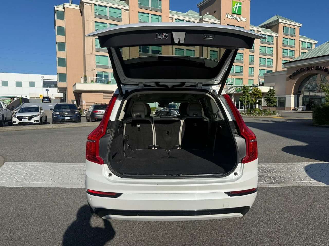 2023 Volvo XC90 Plus Dark Theme Local | Accident-Free | Low Mileag alt 4