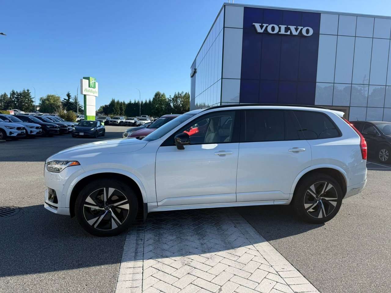 2023 Volvo XC90 Plus Dark Theme Local | Accident-Free | Low Mileag alt 2