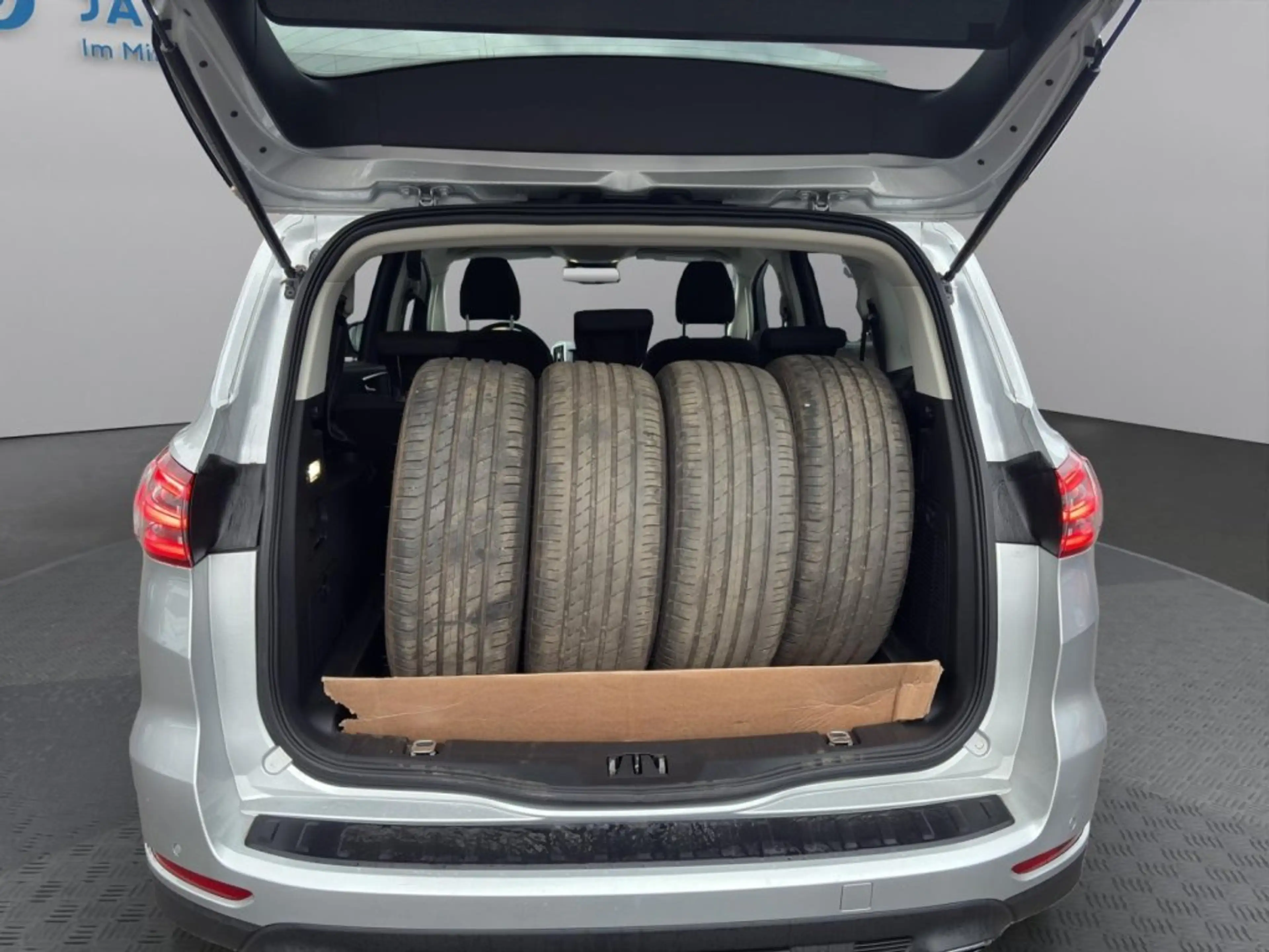 Ford S-Max Titanium 2.0 EcoBlue SCR — photo 9