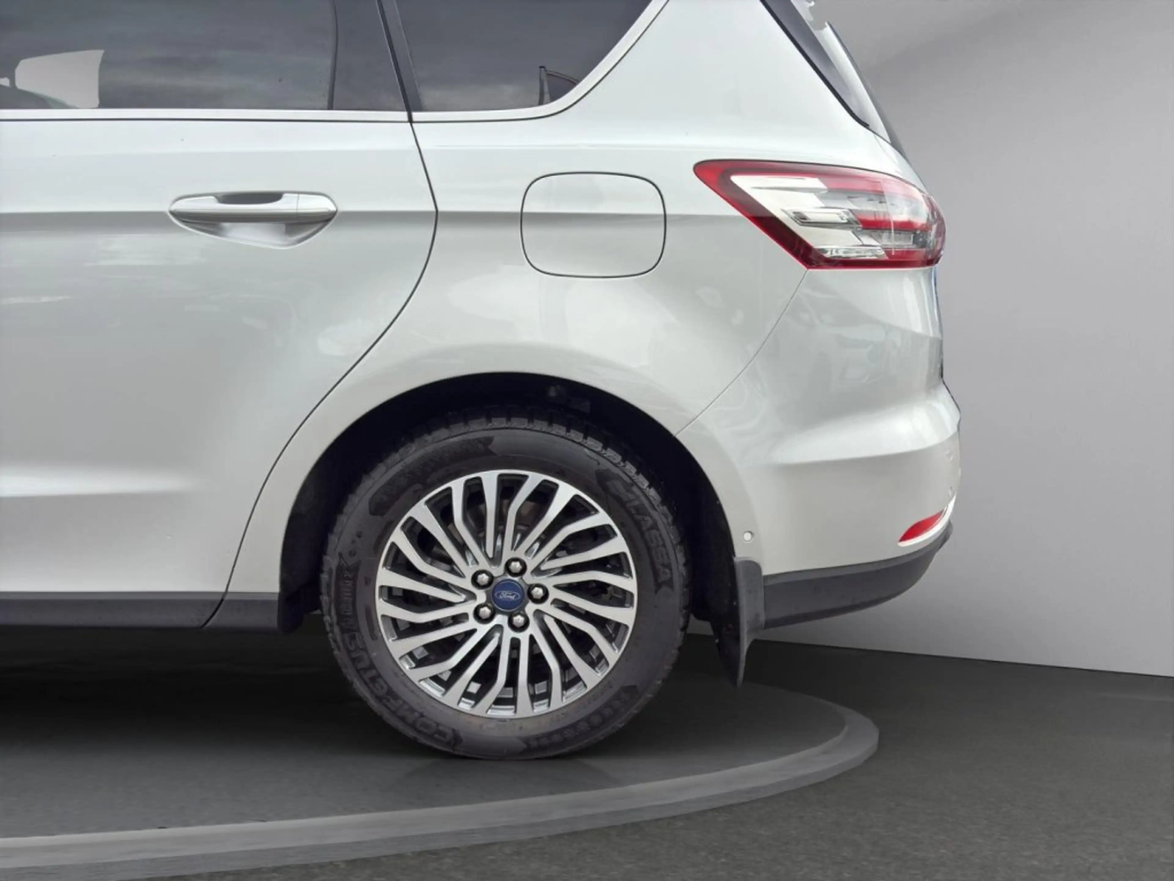 Ford S-Max Titanium 2.0 EcoBlue SCR — photo 13