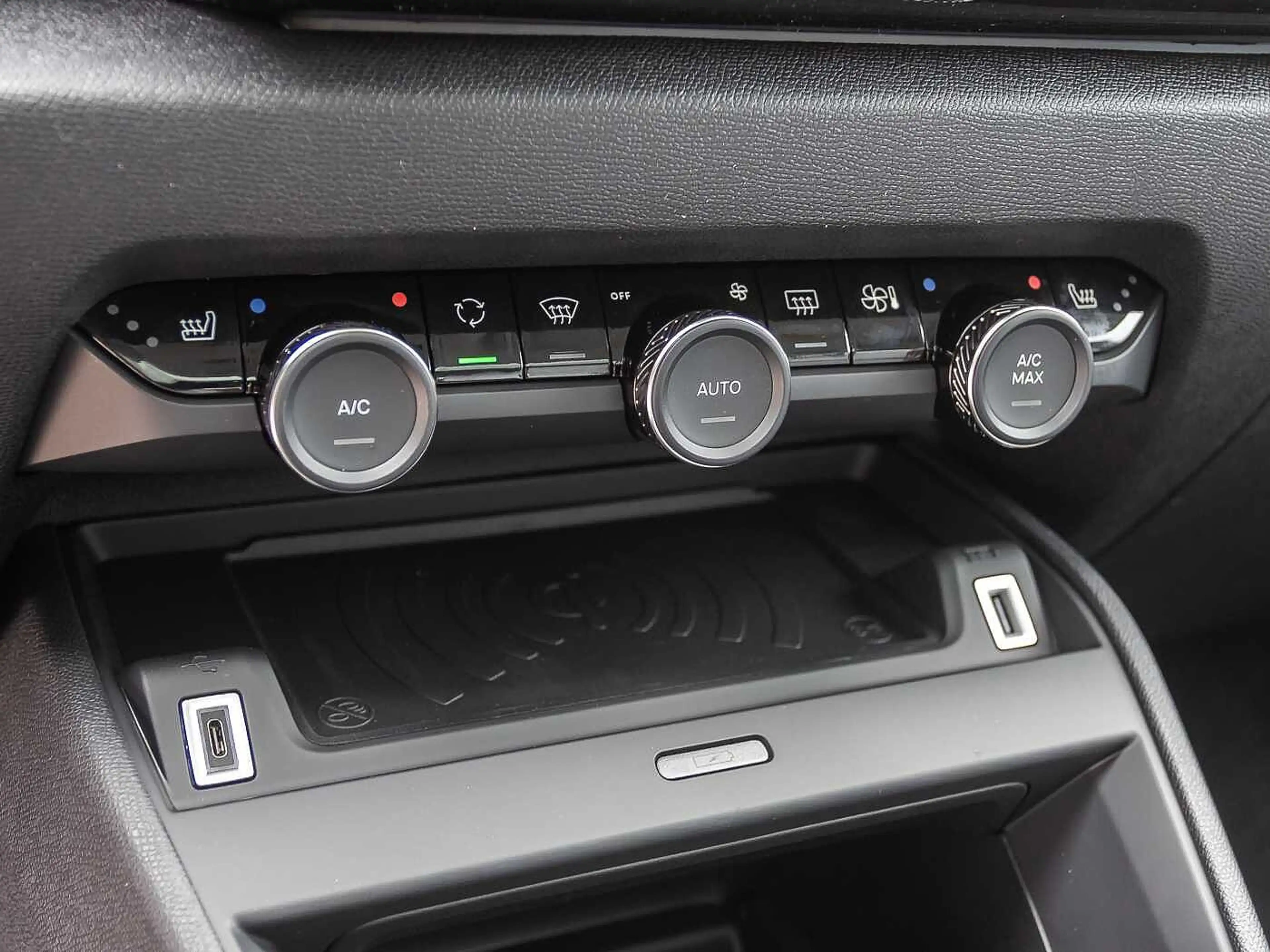 Citroen C4 Hybrid 145 MAX — photo 11