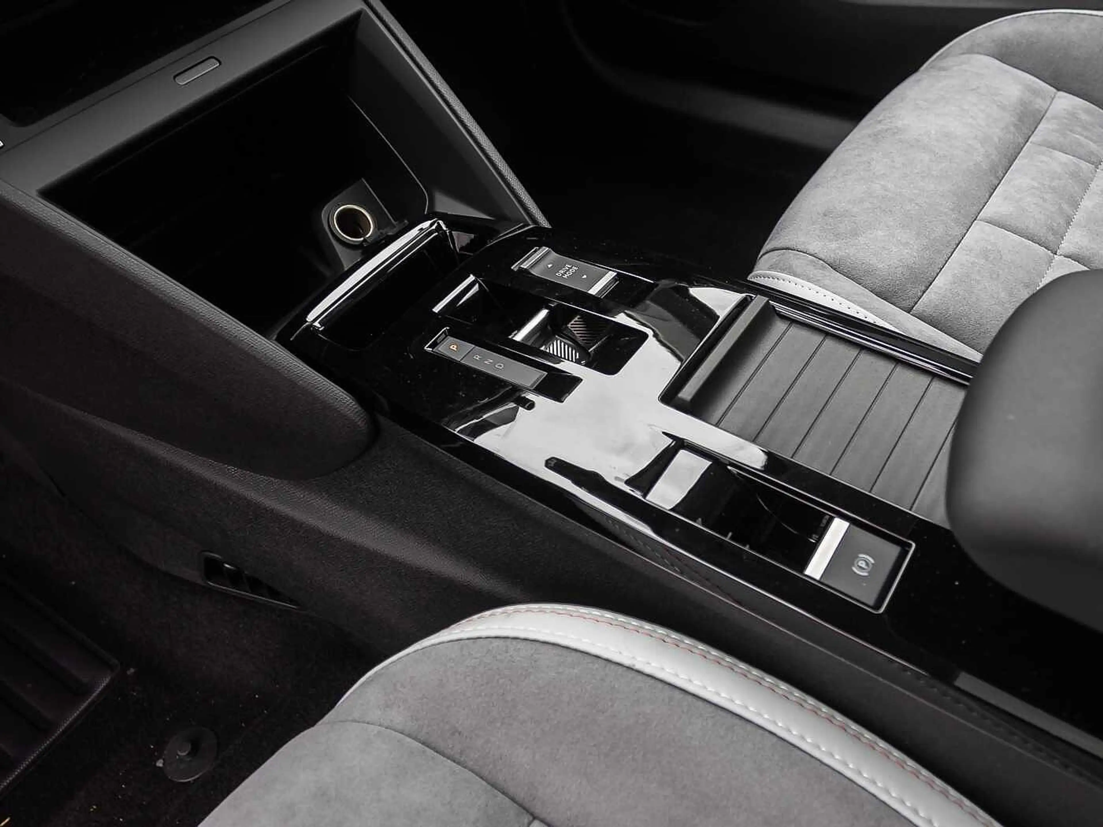 Citroen C4 Hybrid 145 MAX — photo 10