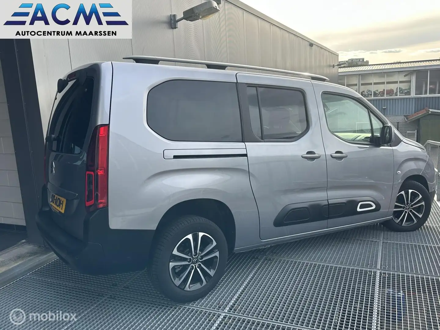 Citroen Berlingo XL 1.2 PureTech Live 7 persoons Grijs - 2
