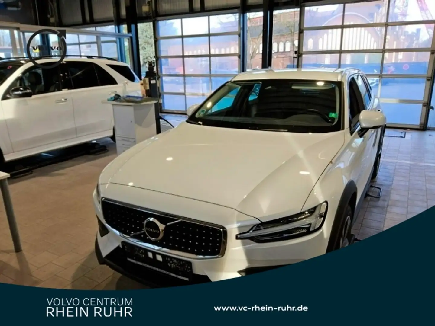 Volvo V60 Cross Country B4 AWD Plus +AHK+STANDHZG+ Weiß - 1