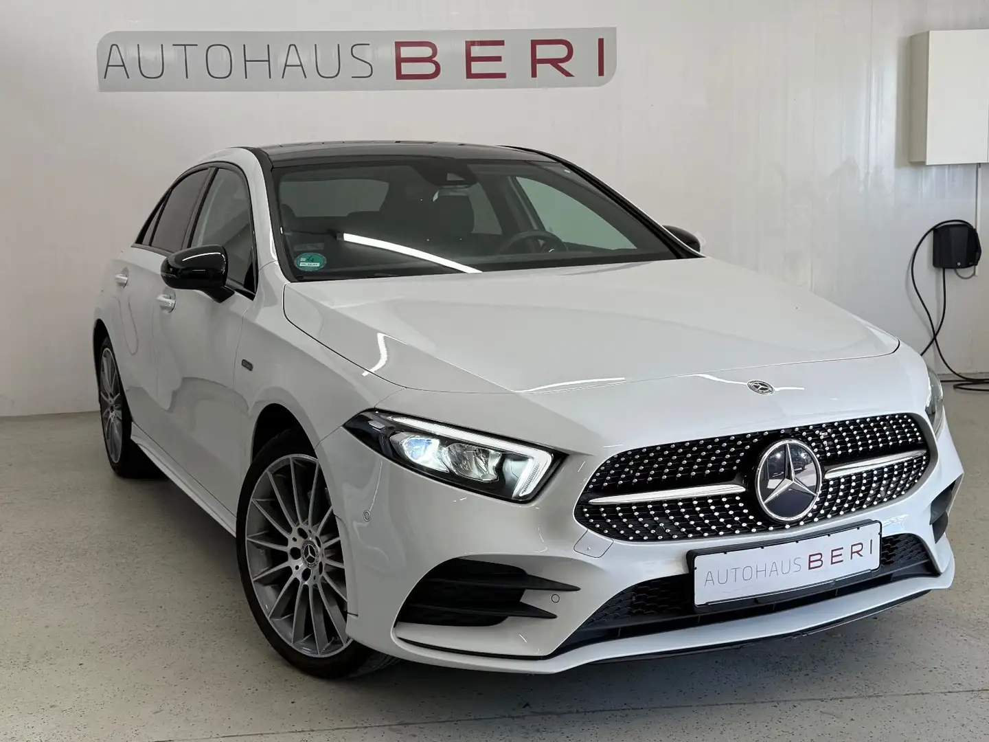 Mercedes-Benz A 250 e Lim. AMG *Pano*Night*Burmester*19 Zoll Weiß - 1