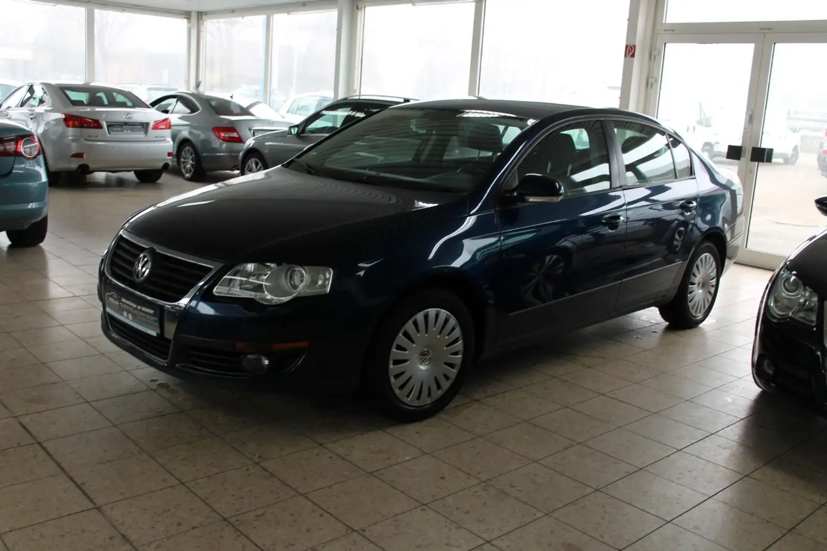Volkswagen Passat Lim. Trendline Blau - 1