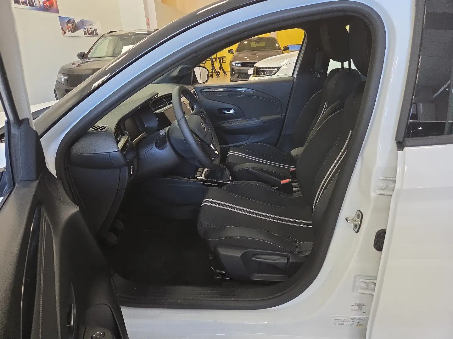 Opel Corsa 1.2 GS Wit - 2