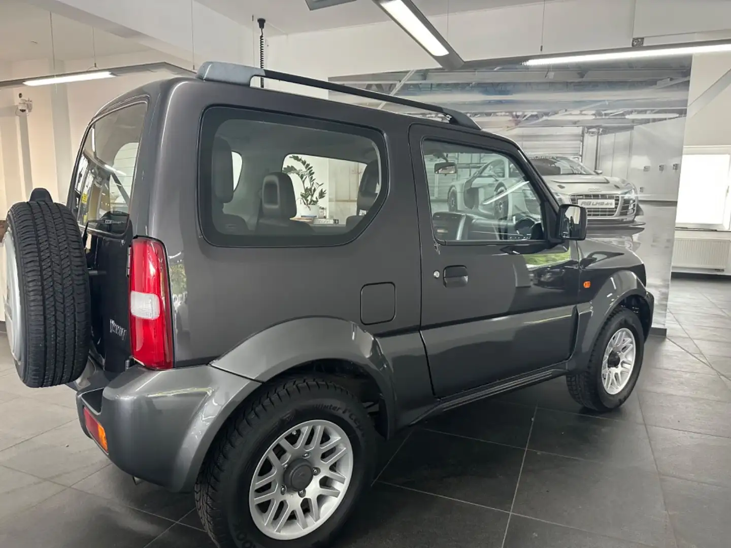Suzuki Jimny 1.3 4WD Automatik Grau - 2