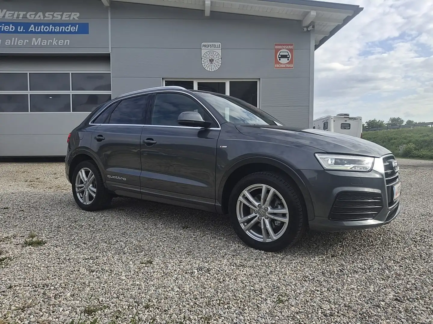 Audi Q3 2,0 TDI Sport quattro S-tronic 3x S-LINE /AHK/LED Grau - 2