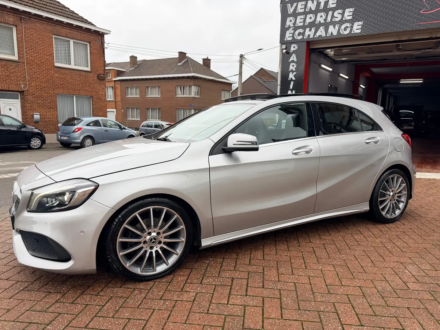 Mercedes-Benz A 180 A 180 d PACK AMG FULL OPTIONS TOIT PANO OUVRANT Argent - 1