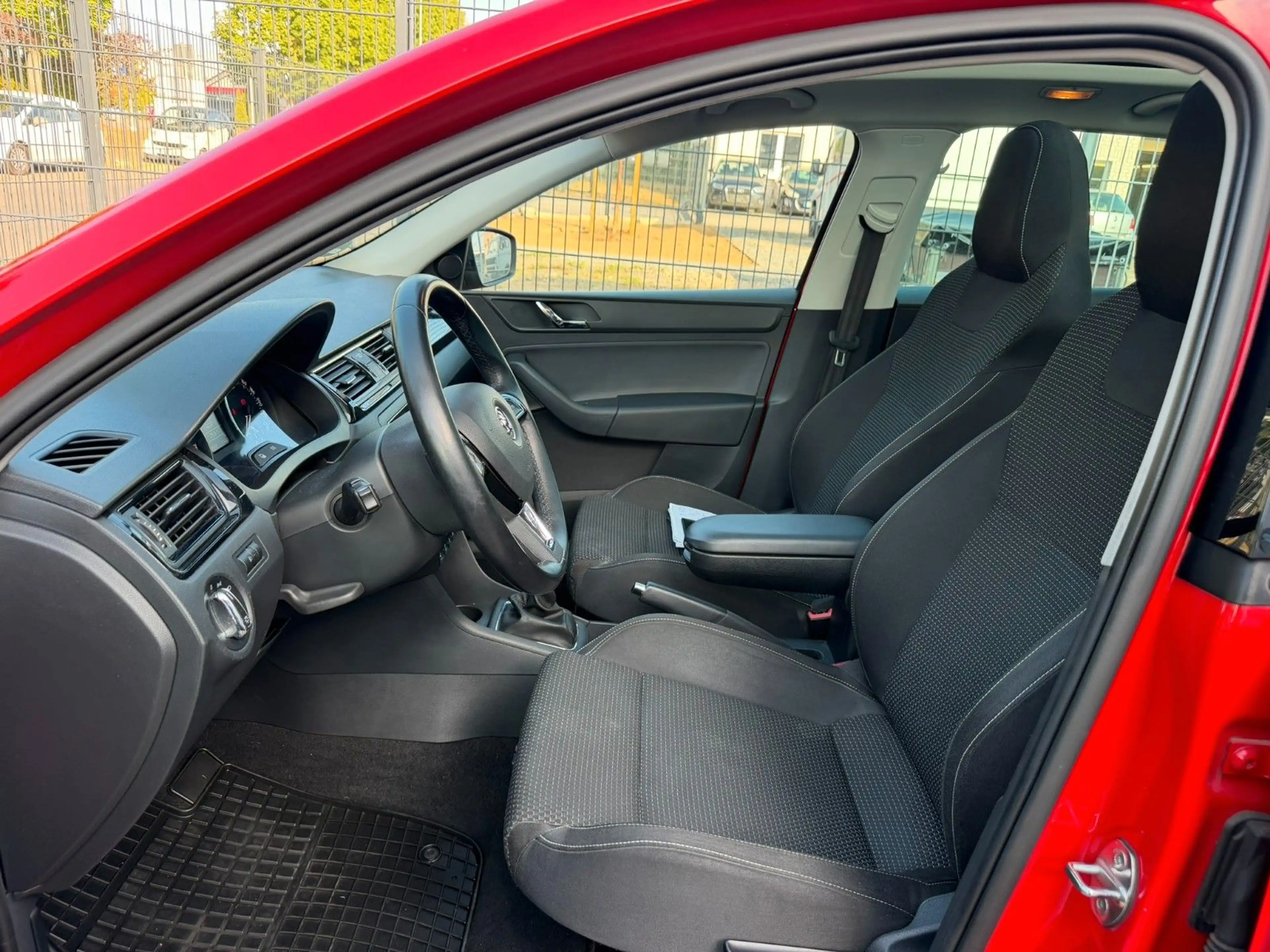 Skoda Rapid/Spaceback Spaceback Style Plus Panoramadach — photo 16