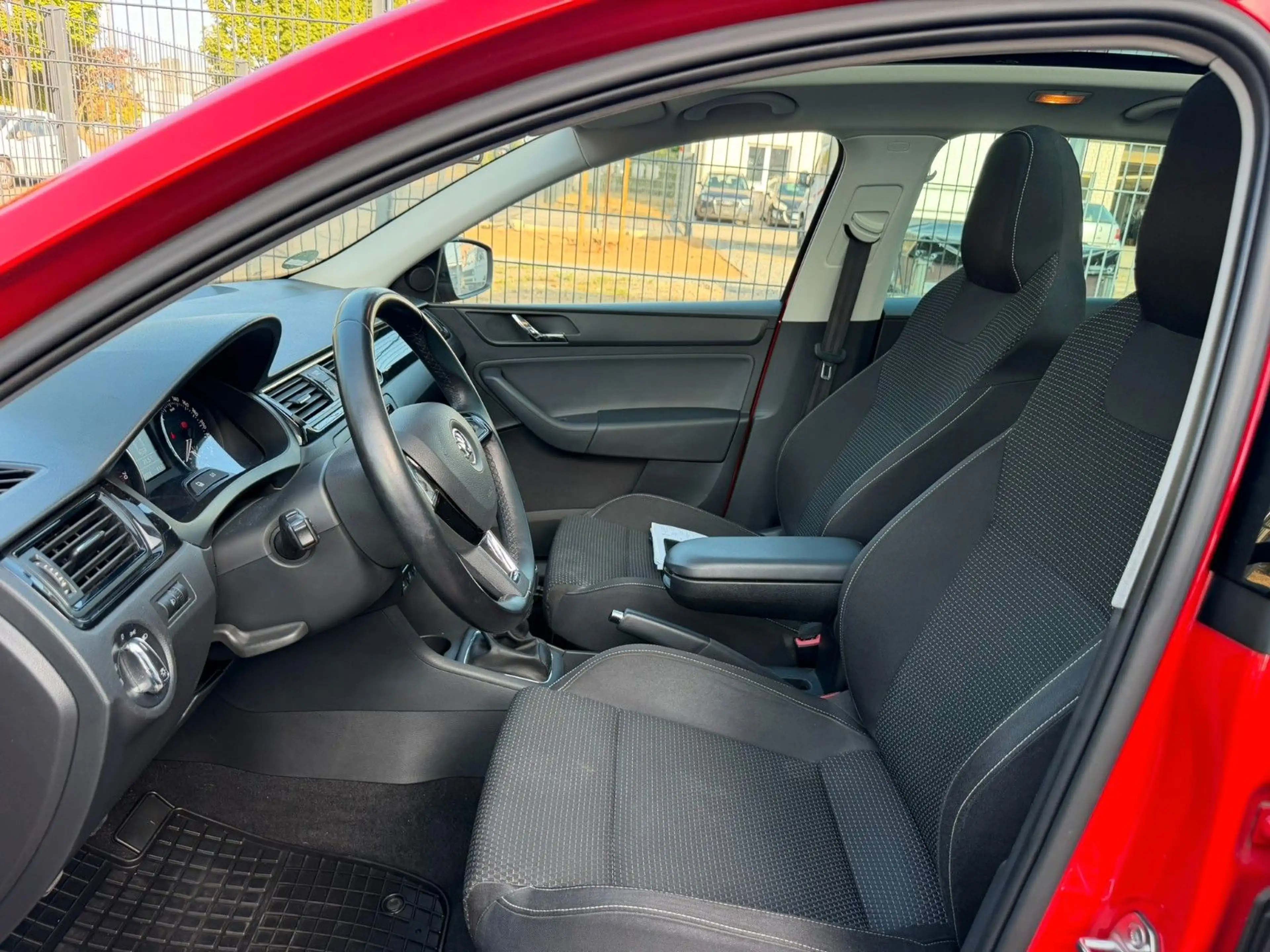 Skoda Rapid/Spaceback Spaceback Style Plus Panoramadach — photo 17
