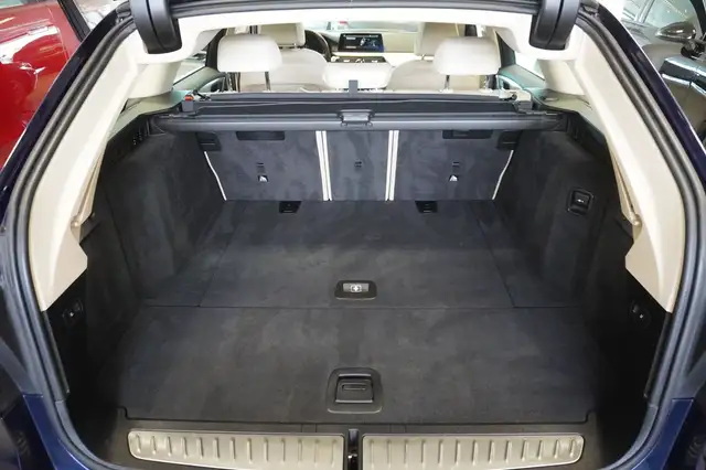 BMW 5 Series view 11