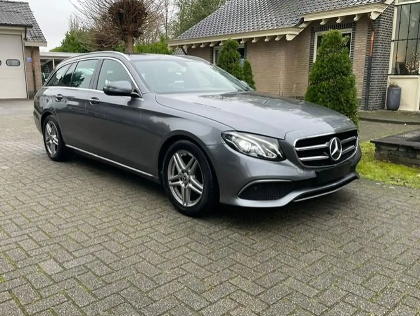 Mercedes-Benz E 200 Estate d AVANTGARDE NAVI CAMERA LED WIDESCREEN Grijs - 1