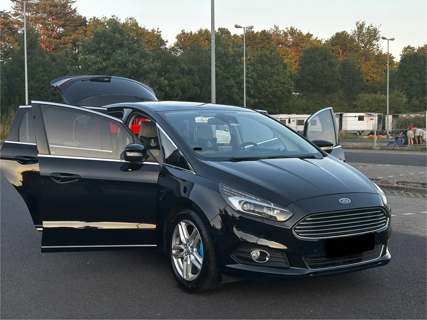 Ford S-Max Titanium Schwarz - 1