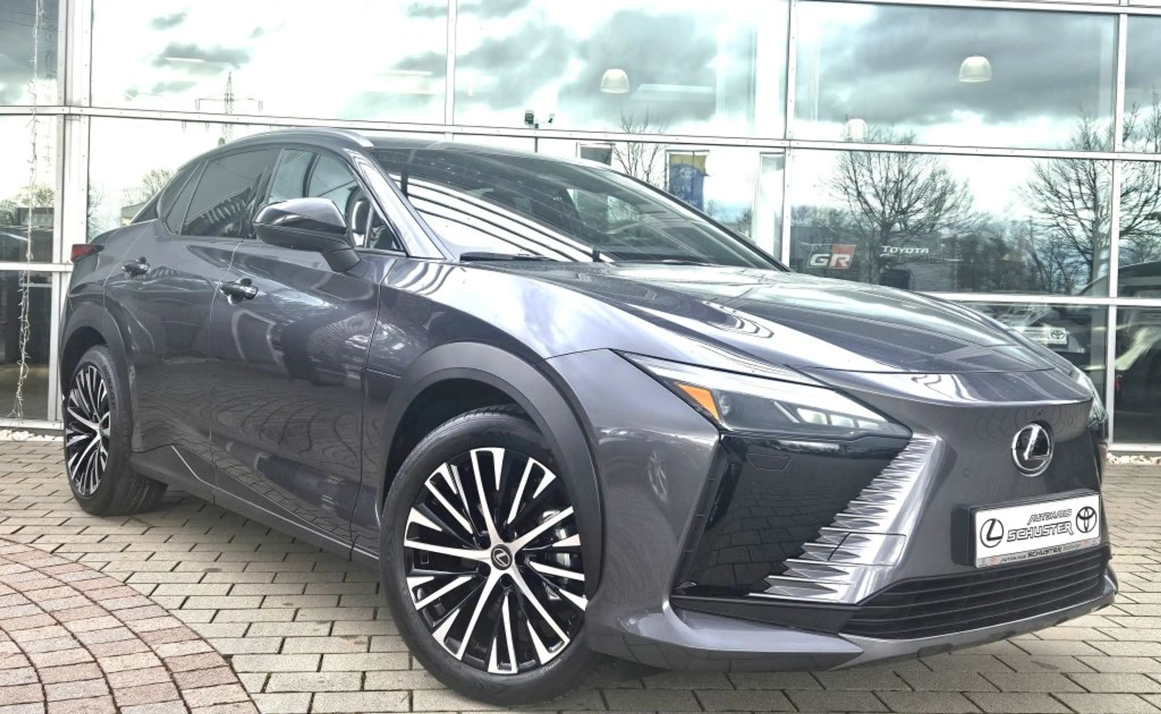 Lexus RZ 500e Executive — photo 4