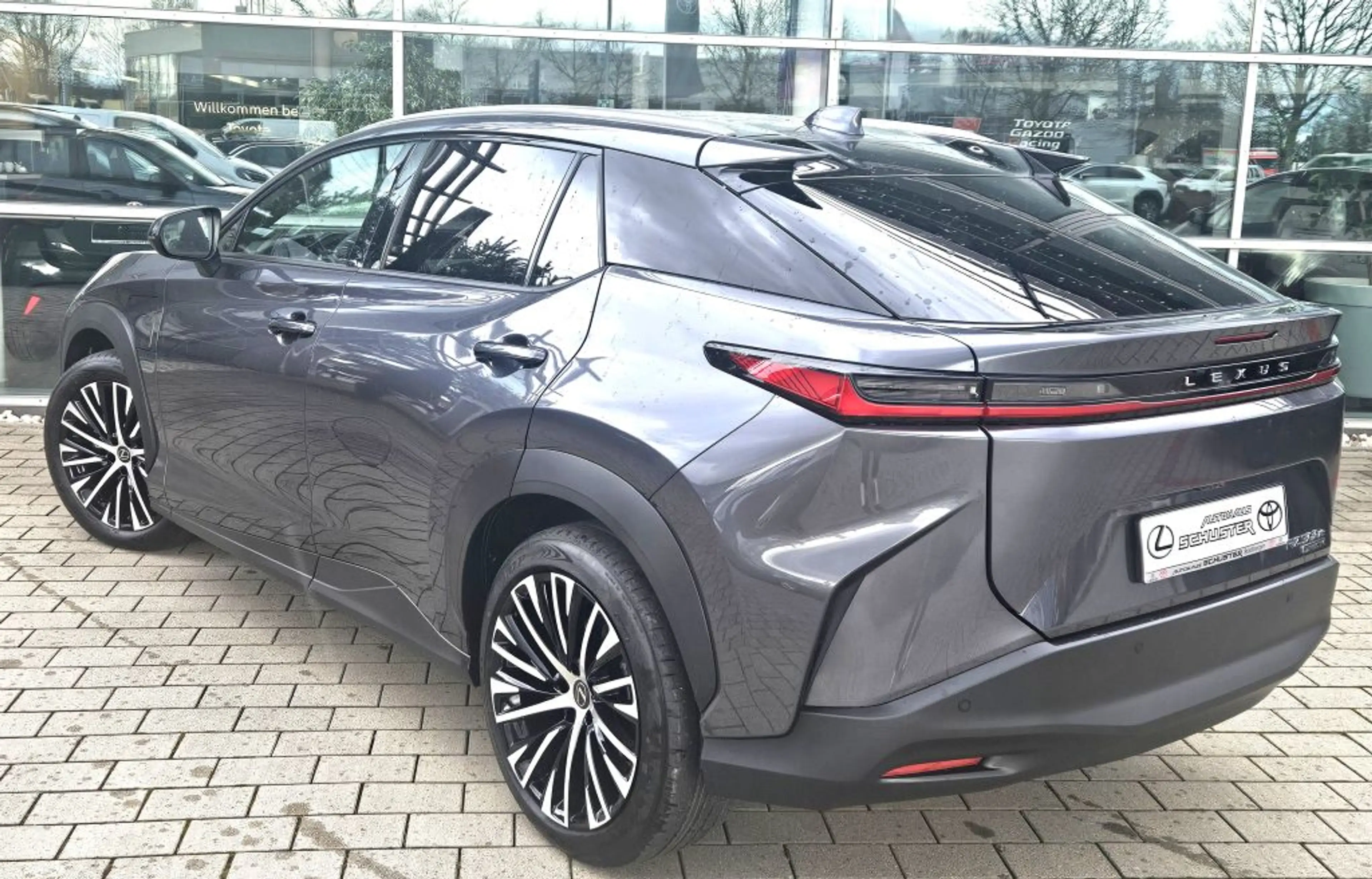 Lexus RZ 500e Executive — photo 2