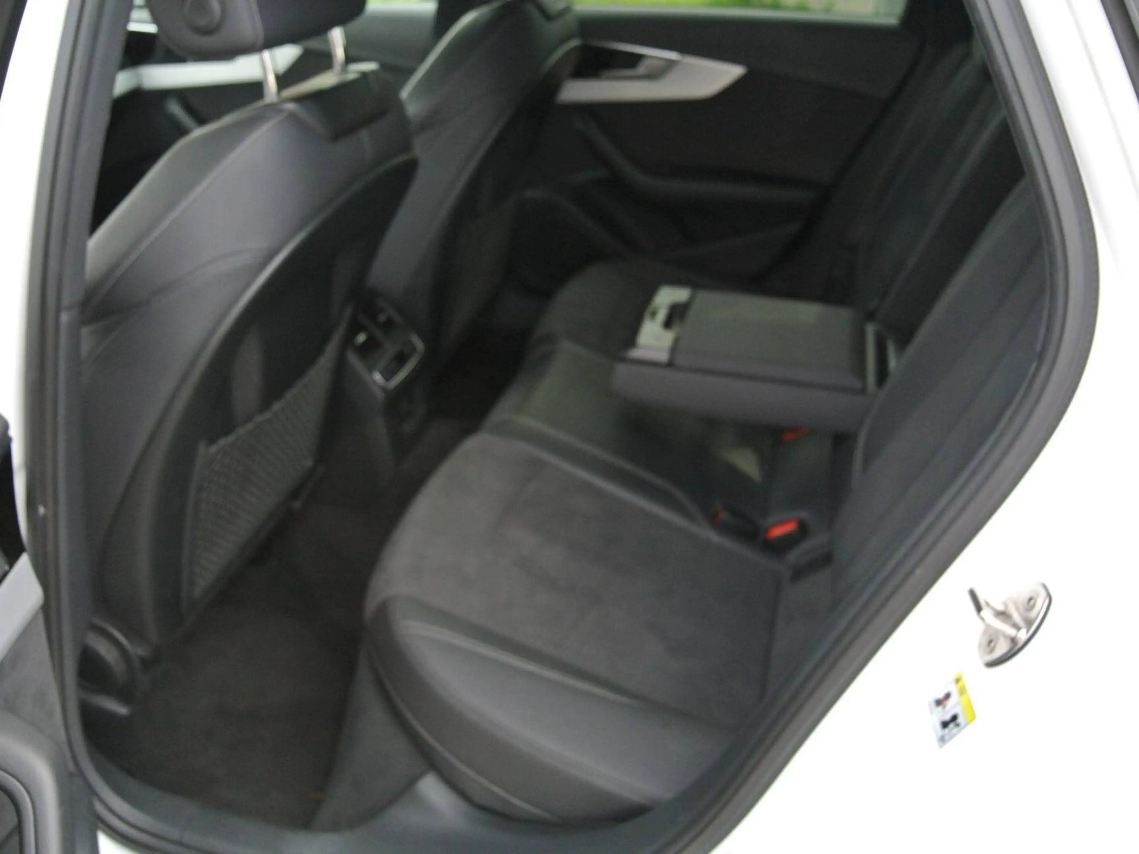 Audi A4 Avant 35 TDI S-tronci ** S-Line ** LED * RFK * virtual Cockpit — photo 11