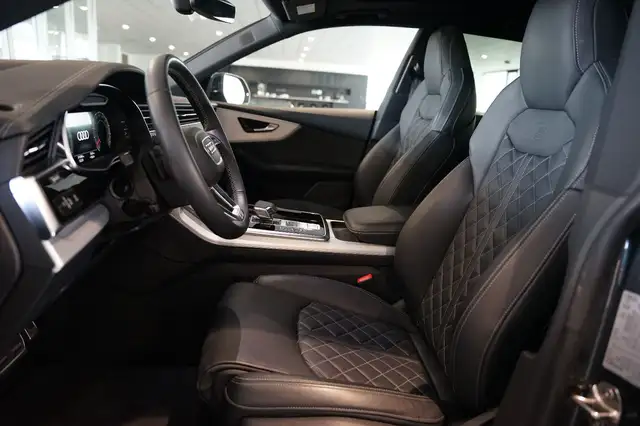 Audi Q8 view 9