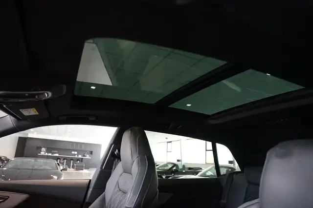 Audi Q8 view 8