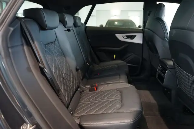 Audi Q8 view 12