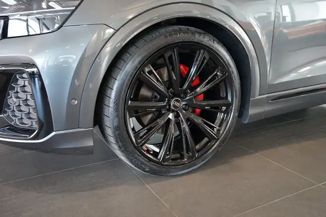 Audi Q8 view 7