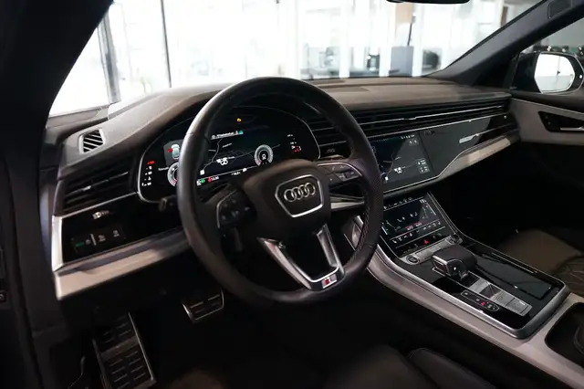 Audi Q8 view 13