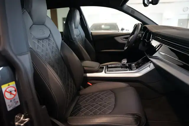 Audi Q8 view 10