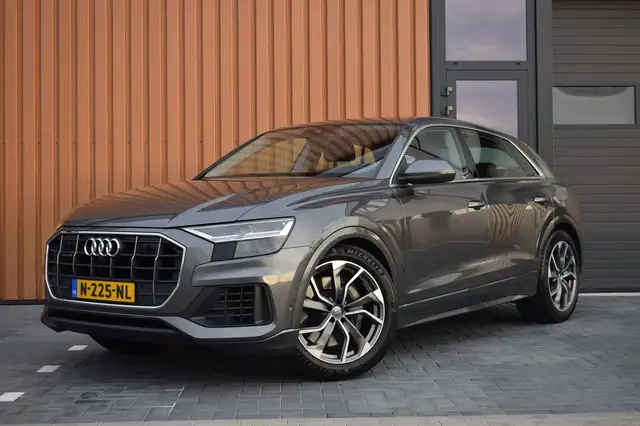 Audi Q8 55 TFSI e Quattro | Luchtvering | Trekhaak | B&O |