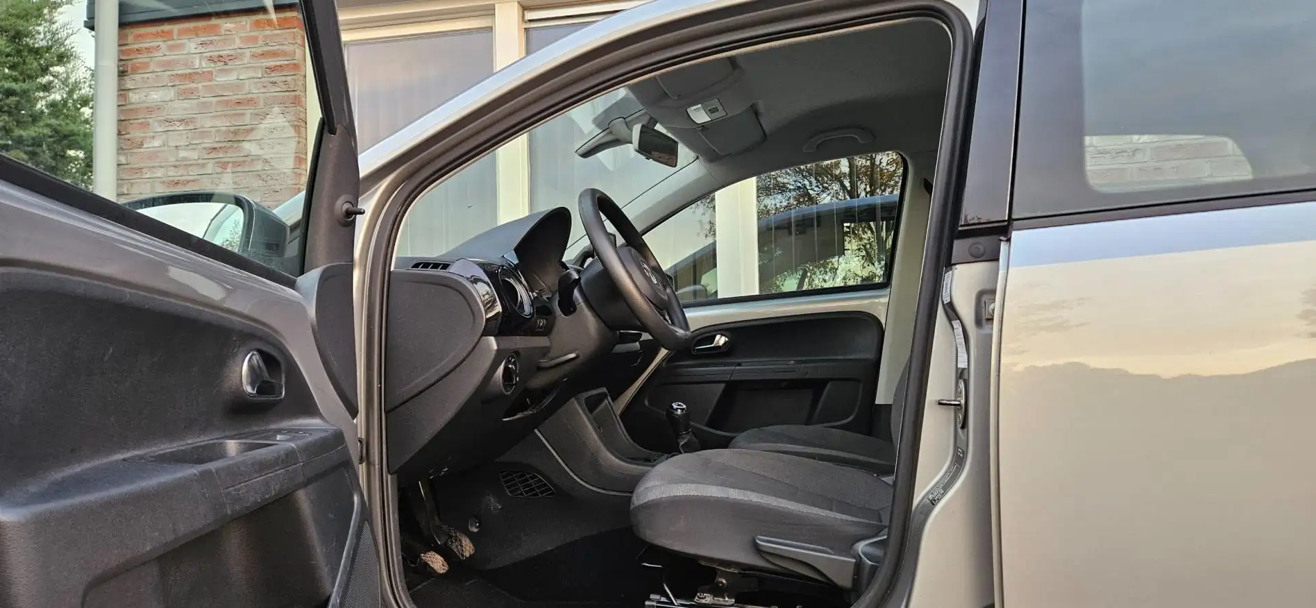 Volkswagen up! 1.0 move up! BlueMotion Airco! 5-Deurs! Leuke Auto Grijs - 2