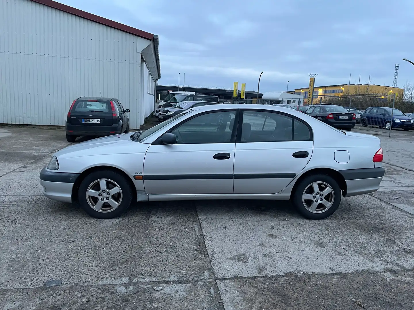 Toyota Avensis 1.8 Style Silver - 2