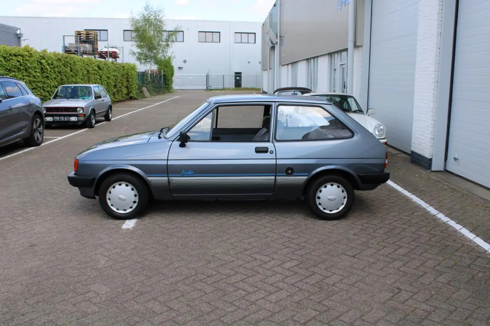 Ford Fiesta 1.1 Finesse II Grijs - 2