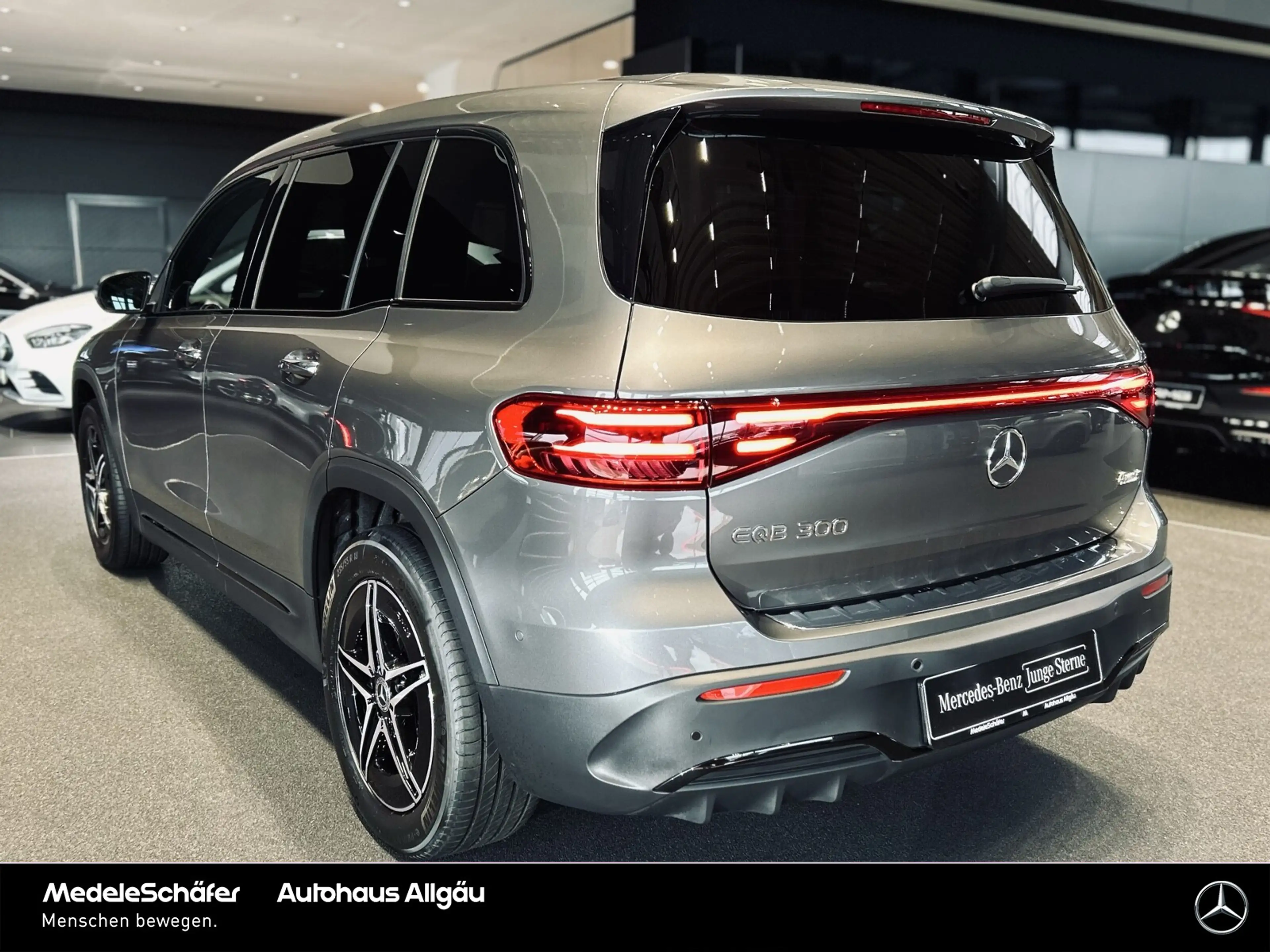 Mercedes-Benz EQB 300 EQB 300 4M AMG Night 18" Distronic AHK KeylessGO — photo 10