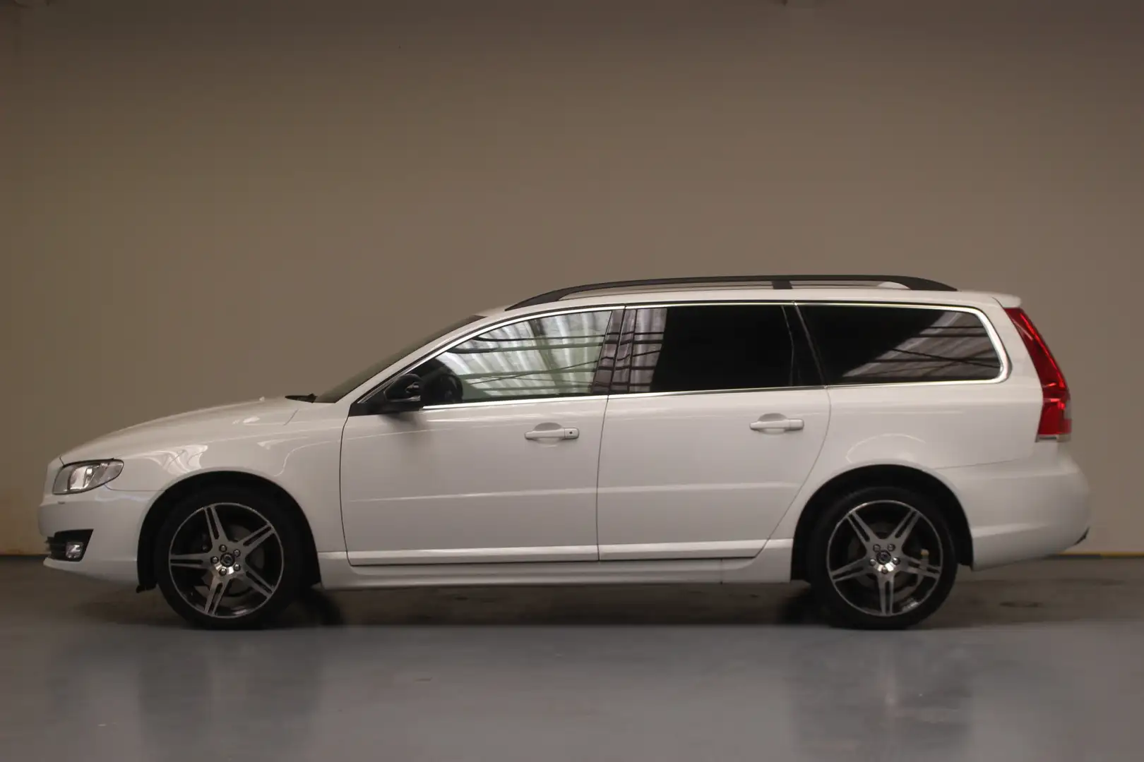 Volvo V70 T4 190pk Classic Edition Automaat | Rijklaarprijs Wit - 2