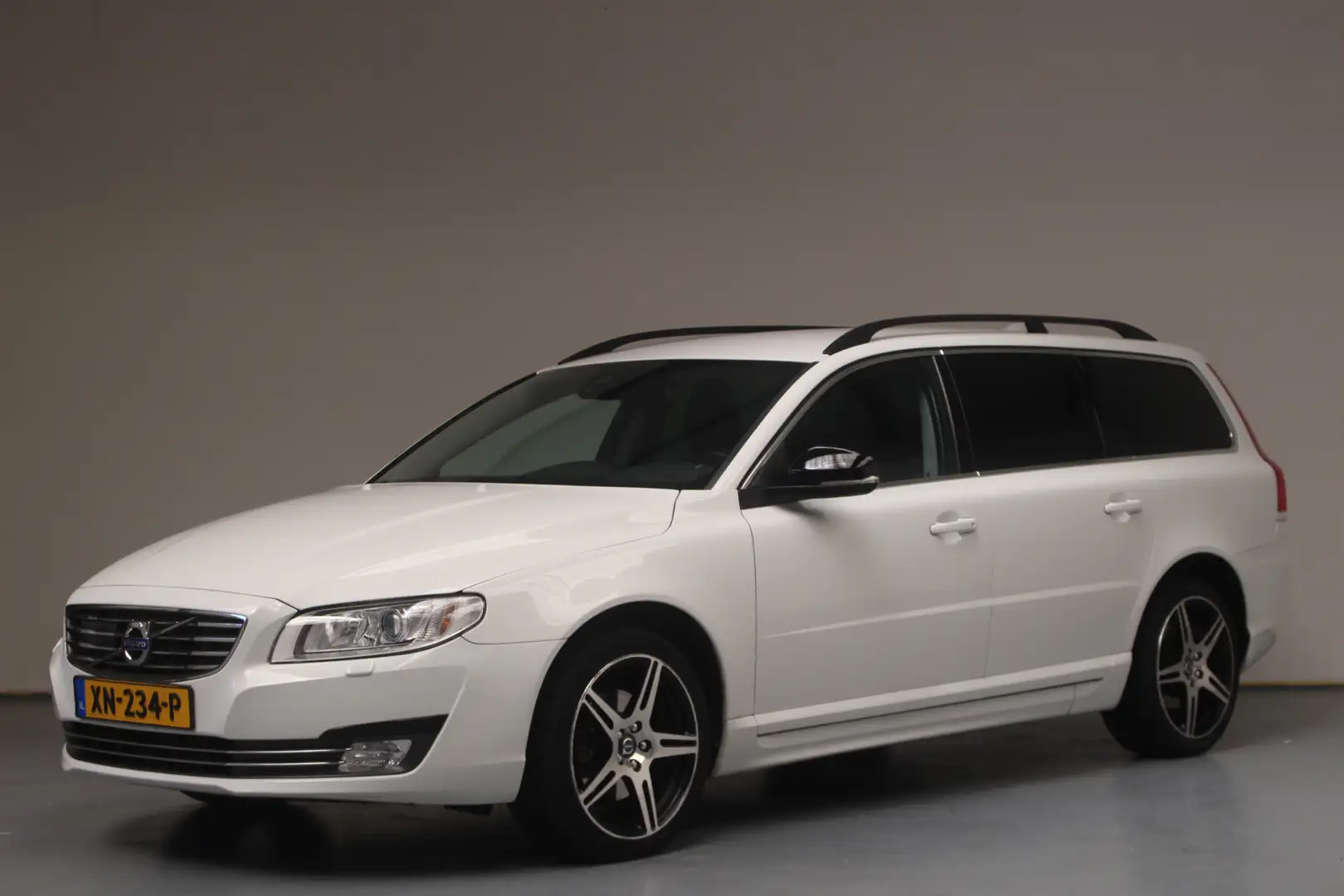 Volvo V70 T4 190pk Classic Edition Automaat | Rijklaarprijs Wit - 1