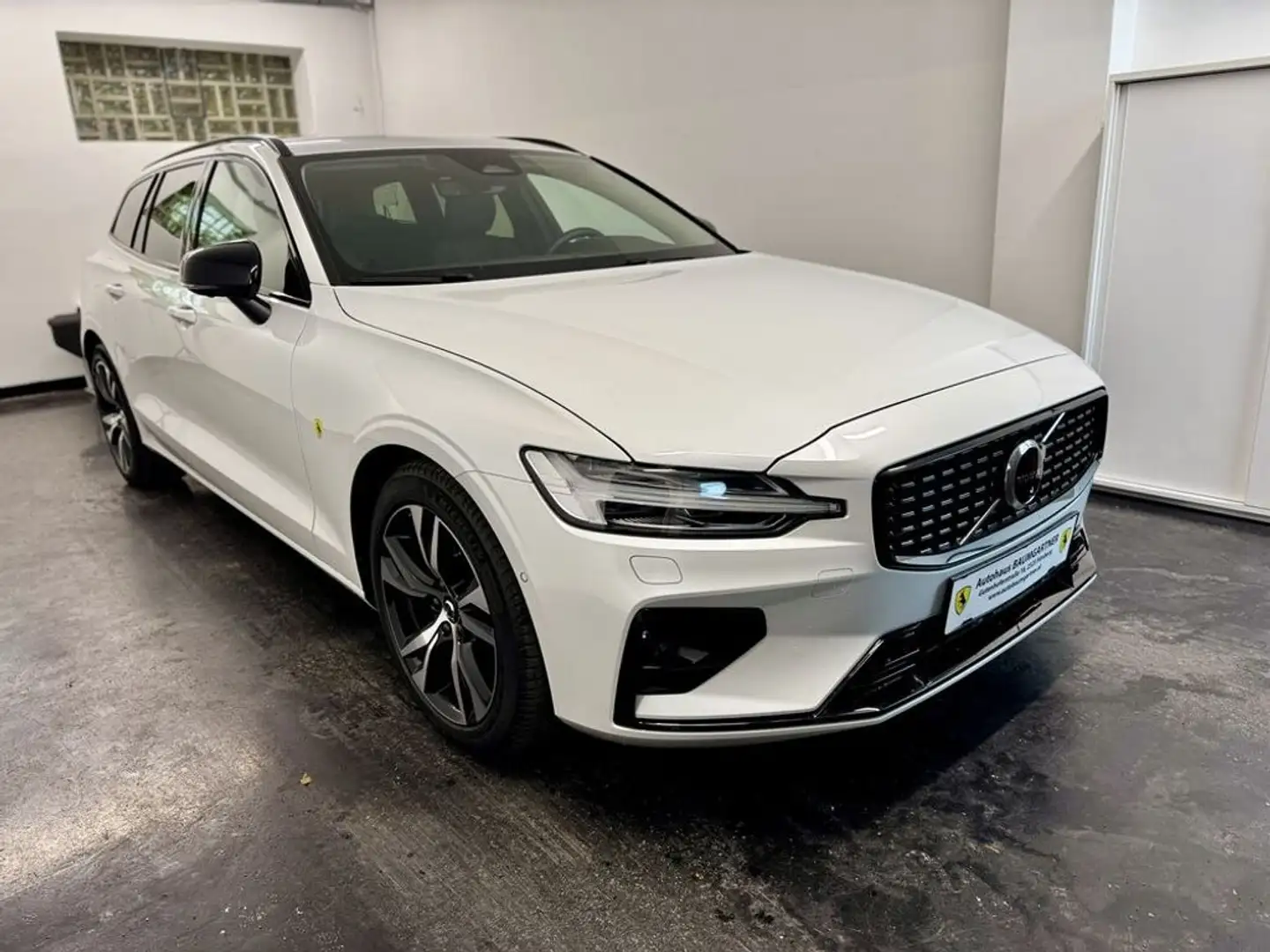 Volvo V60 B4 Plus Dark Mild-Hybrid Benzin AHV Blanc - 2