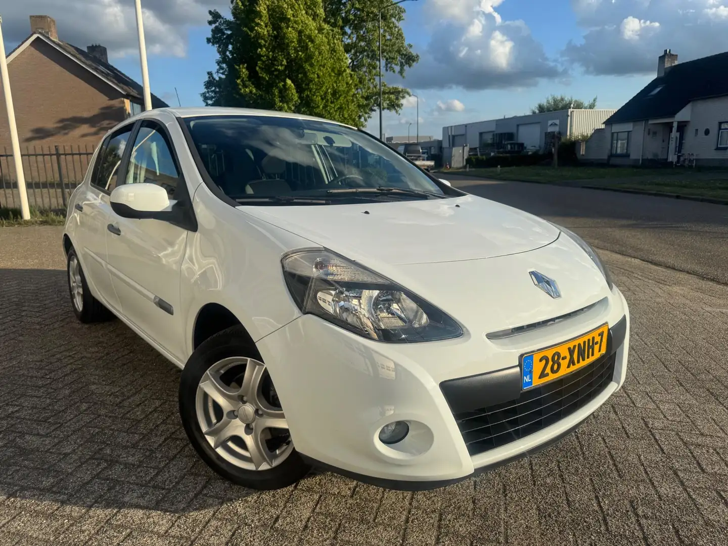 Renault Clio 1.2 Authentique Airco, Cruise Control, Sport Wit - 2
