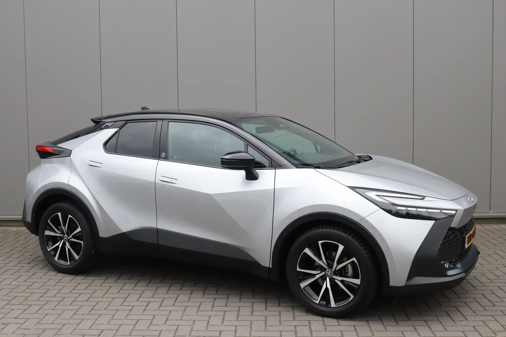 Toyota C-HR 1.8i 140PK Hybrid Dynamic Winter-pack/Elektr.-acht Grijs - 2