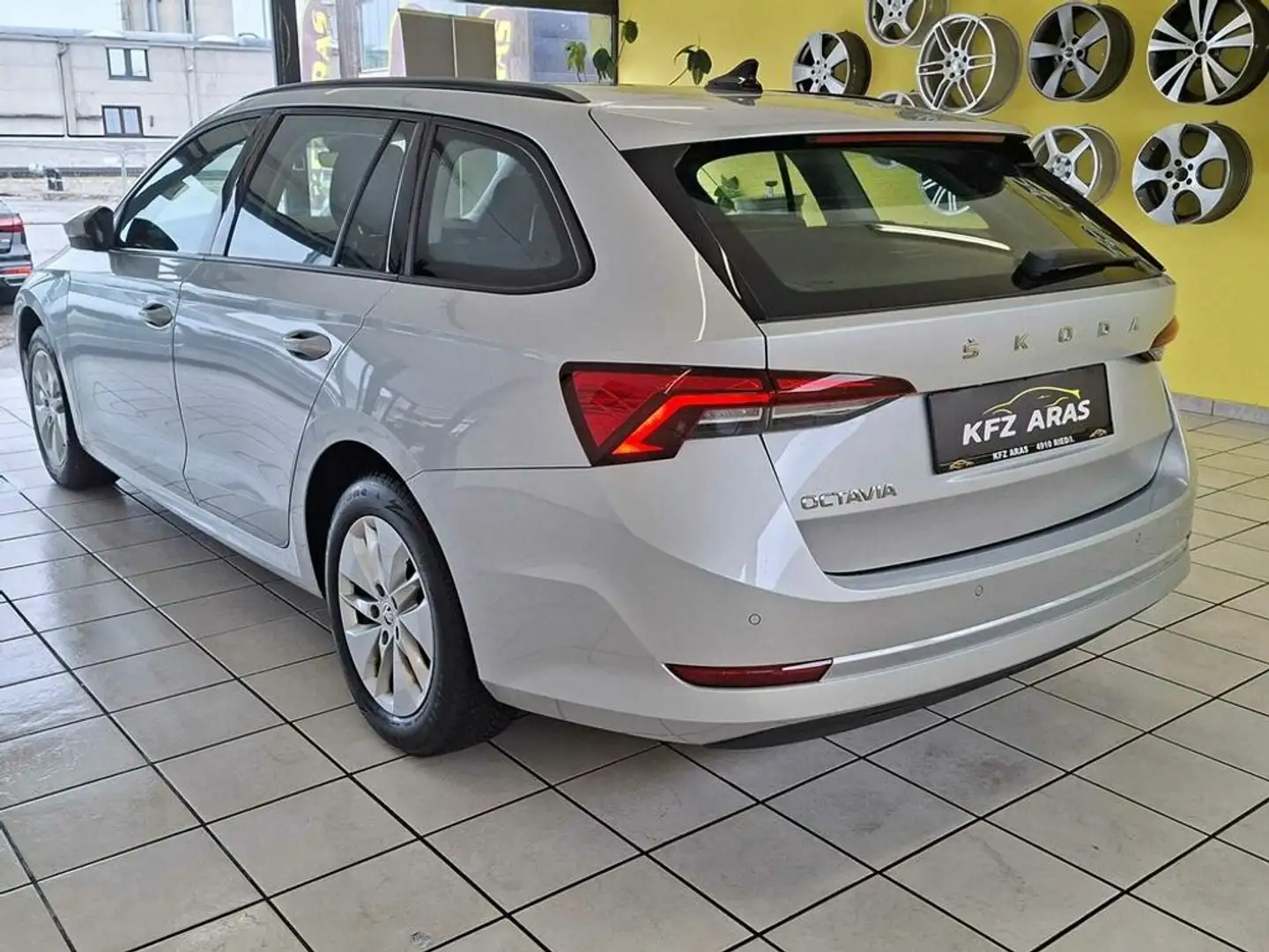 Skoda Octavia 2,0 TDI Aut. 1.BESITZ, PDC, NAVI, TEMPOMAT Silber - 2